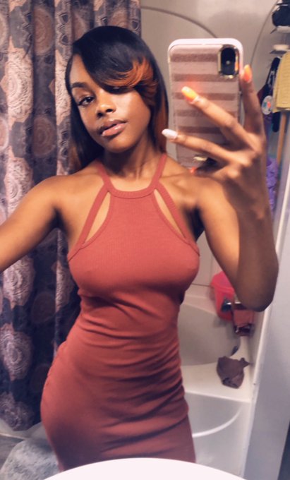 Watch Mom's leaked NSFW photo on TwXstars