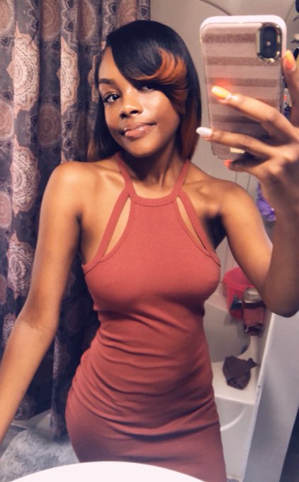 Watch Mom's leaked NSFW photo on TwXstars