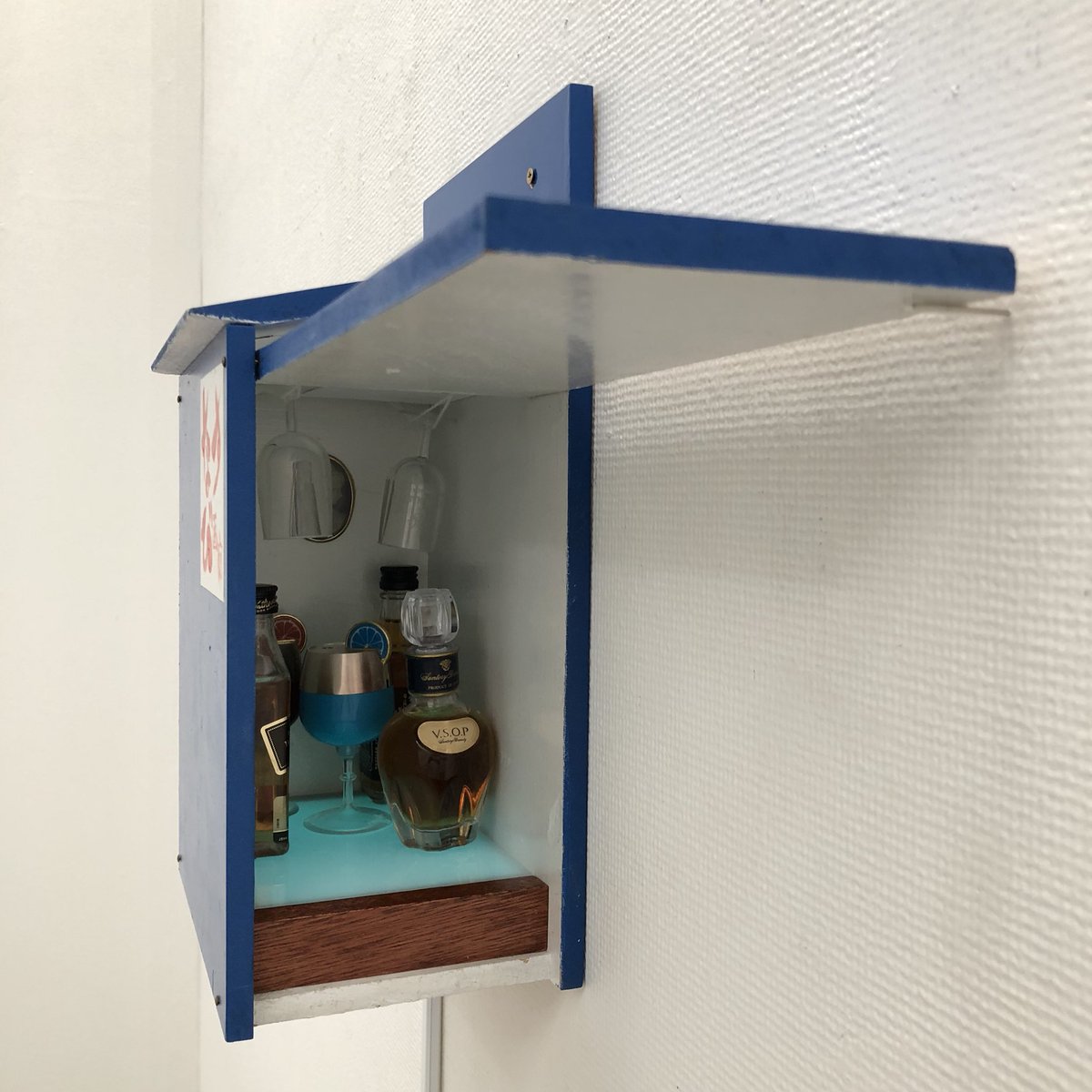 小澤　剛さん　アート作品　【ナスビ牛乳】 小沢剛さんの個展「不完全−パラレルな美術史」で印象深かった作品