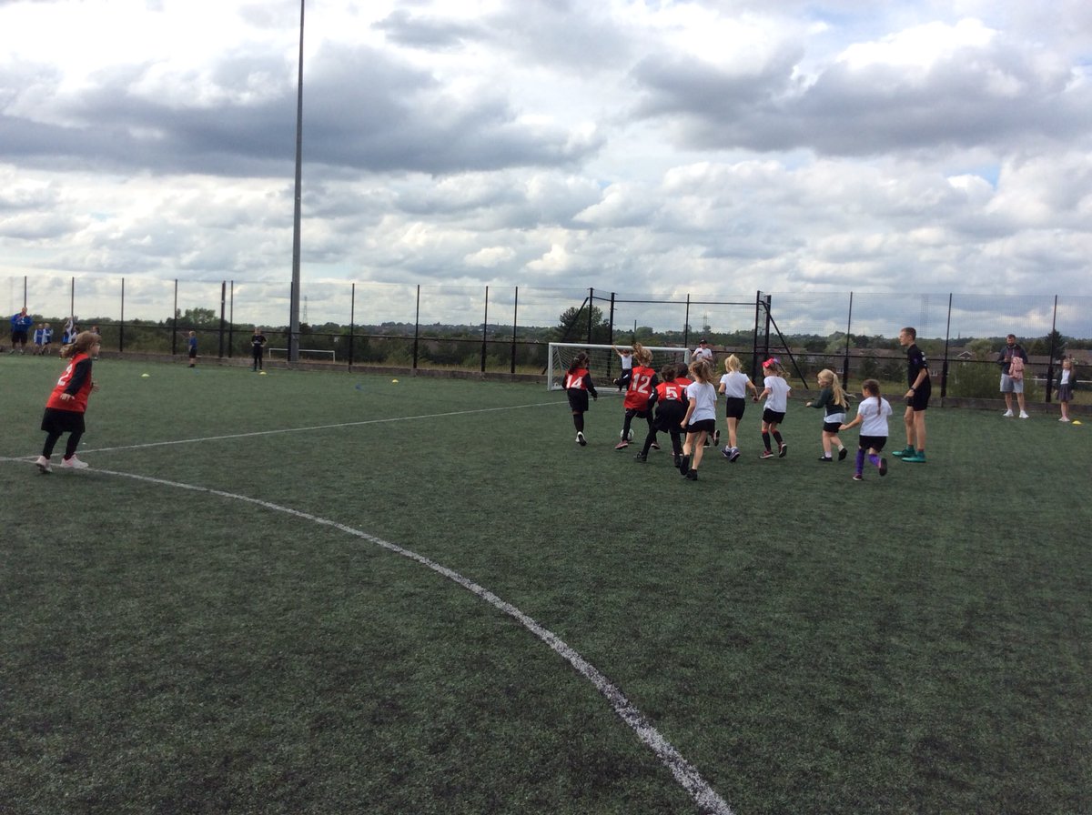 _misslynch's tweet photo. Great afternoon had by all @CloughSport @CloughMail @active_tameside well done everyone! #girlsfootball #ks1sport https://t.co/PMC2uXG62x