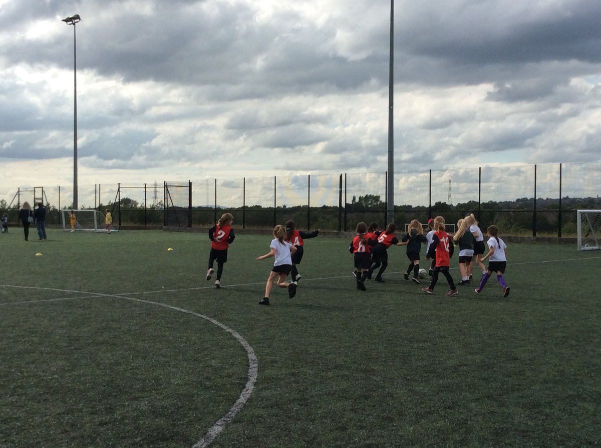_misslynch's tweet photo. Great afternoon had by all @CloughSport @CloughMail @active_tameside well done everyone! #girlsfootball #ks1sport https://t.co/PMC2uXG62x
