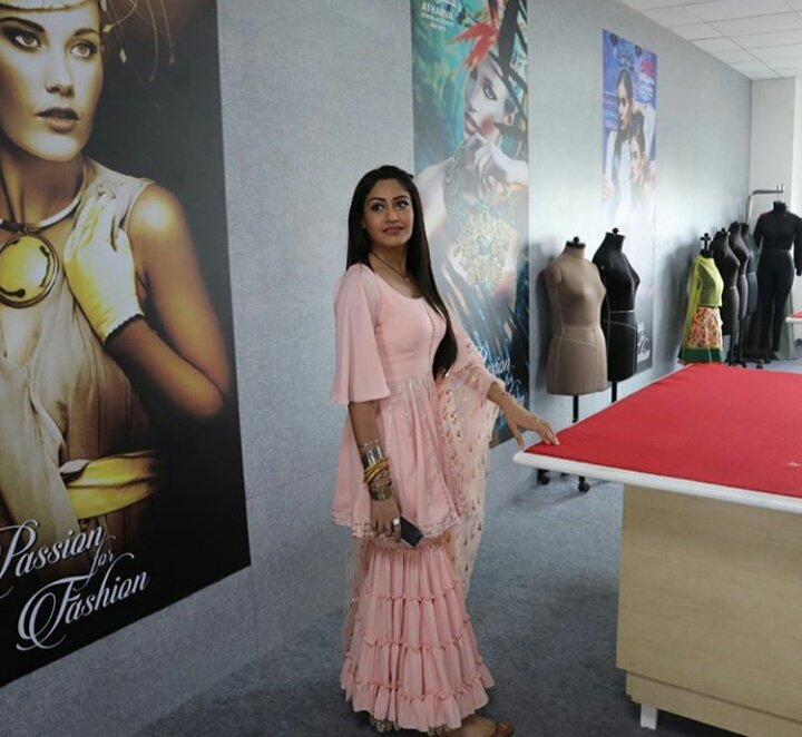 saharsonu3's tweet image. Surbhi at Atharva college for shooting hmmm😈
So what u guys think what Shivaay &amp;amp; Annika were doing at Atharva college😌
Are #Shivika going to meet there?
For Answer watch #Ishqbaaaz at 10pm From Monday onwards😍
#ShivikaRedux