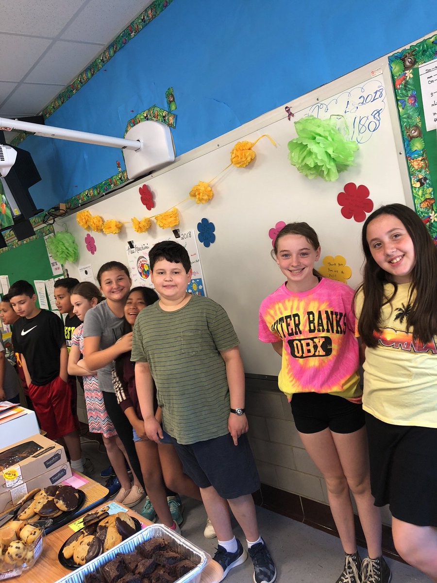 MsJofLINCOLN's tweet photo. Honoring our wonderful teacher Mrs. Marchioni, as she gets ready to retire to Florida ! https://t.co/IJSKDWEPEJ
