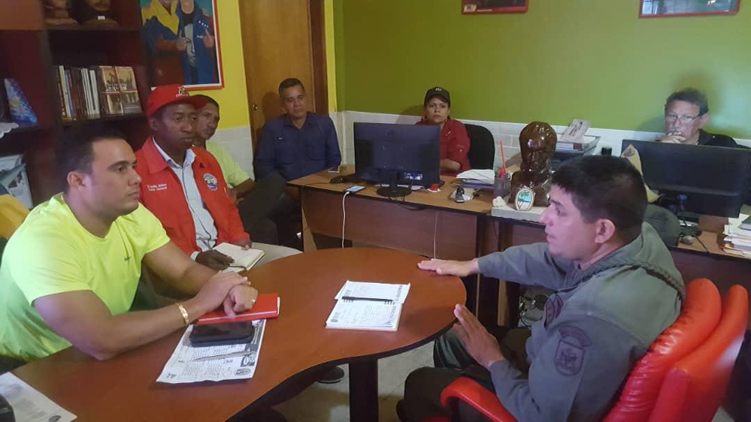 psuvislacoche's tweet photo. En la Alcaldía del #MunicipioVillalba
Se realizó una reunión de seguridad con el Teniente Coronel, Deyvin García Lugo;  Concejales y Directores para fortalecer los lazos de trabajo en equipo y de seguridad para la #IslaDeCoche🌴, así lo informó el #AlcaldeFreddySerrano https://t.co/IJRtdhIWyr
