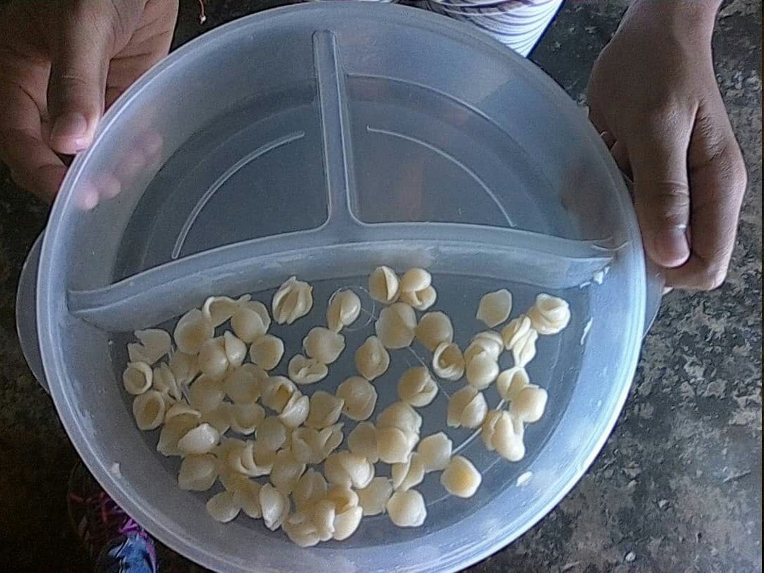 giselarrieta_1's tweet photo. ASI ES EL ALMUERZO DE LOS NIÑOS QUE USTEDES DICEN QUE SON EL FUTURO DE MAÑANA ESTO ES EN LA ESCUELA "BOLIVARIANA" MAURICIO PEREZ LAZO,MIENTRAS OTROS COMEN CABIAR SALMON PULPO  Y OTRAS EXQUISITECES LOS NIÑOS DE LA PATRIA LOS ALIMENTAN ASI 
@NicolasMaduro @dcabellor @RedSaime https://t.co/xlq57iWS68