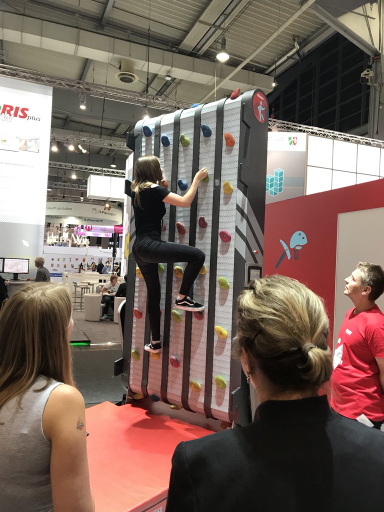 Bitkom_Bildung's tweet photo. Heute entdecken 40 Studentinnen die Highlights der #cebit18 beim #Studentinnentag mit @MACH_AG, @HPE_DE und @IBMDEcareers! #womenintech #fraueninderITK https://t.co/alwECYwMIX