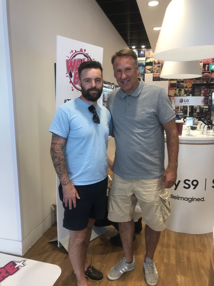 Dan_thornton1's tweet photo. Met this legend @PaulMerse @ThreeUK shop today!! Did anyone beat my score with deck shoes on? 🤔#ThreeWallBall #pup #pompey https://t.co/rcW1ew5Z9X