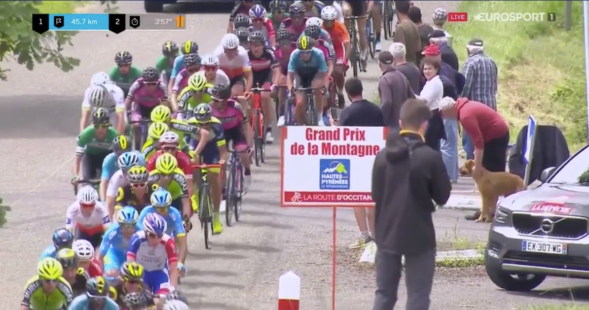 GroupamaFDJ's tweet photo. 👋 Dans le peloton @MadouasValentin se replace à l'avant alors que l'équipe Movistar accélère en tête ! #TDO2018 https://t.co/Bg1e1udjJm