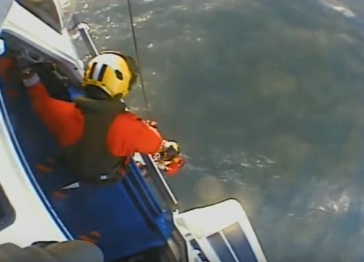UK: Coastguard rescue 14year-old boy by helicopter under difficult conditions (Video) evnsocialnewswire.slack.com/files/U725CAXK…