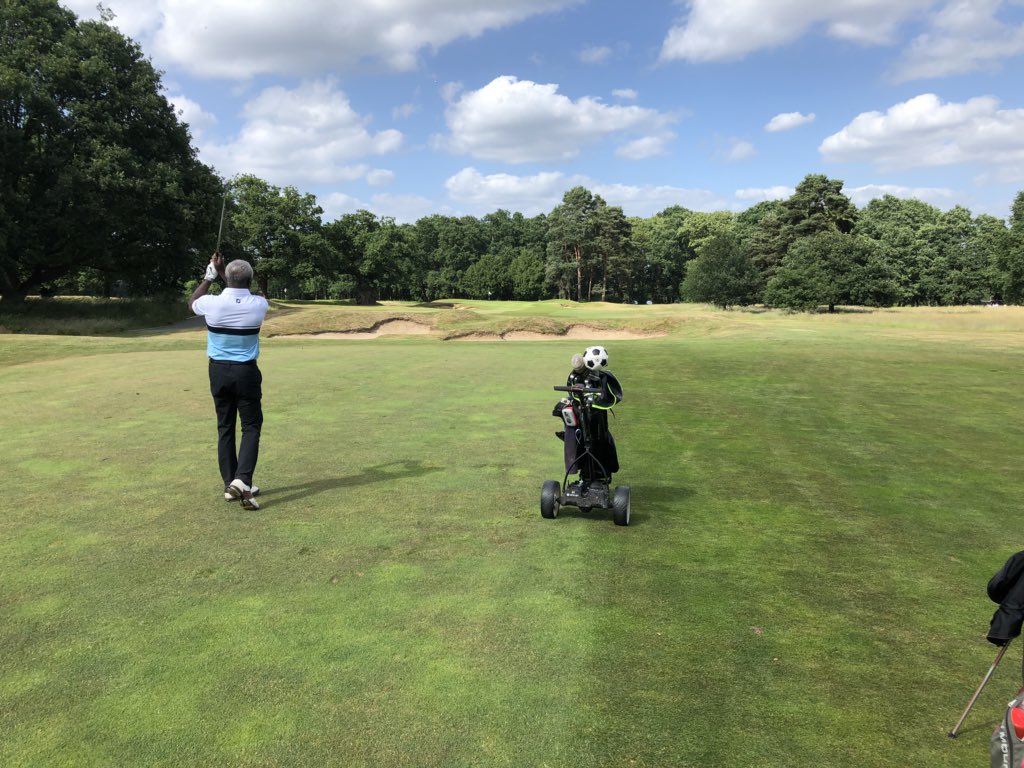 Super day @BurhillGolfClub yesterday for the Golf, Guiness & Oysters Day. What more could anybody need. Nice fast greens @surgs60 . Love the half way treats pictured.