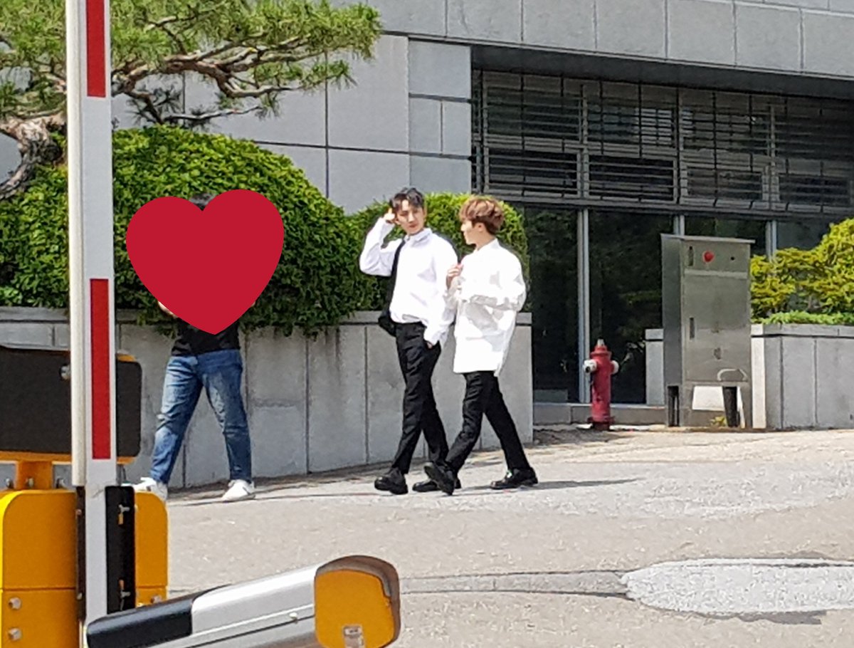 jetzki06's tweet photo. Hui and Jinho after Music Bank today @ KBS 😊

(Natakasan kami ni EK at Hyunsik today 😒 still wondering san sila dumaan? 🤔)

#Pentagon_Universe
#CubeStan https://t.co/OtOvG9E9HN