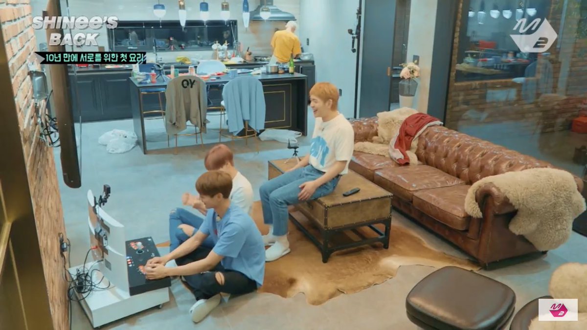 chef kibum is cooking all alone while the children...