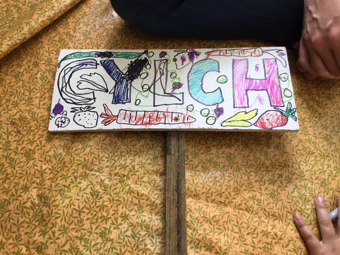 Plannu ein llysiau barod i tyfu . Planting our vegetables ready to grow. #cadwniach #datblygusgiliau #dysgutuallan #keepinghealthy #developingskills #outdoorlearning <a href="/PowysFp/">Powys FL team</a> <a href="/MudiadMeithrin/">MudiadMeithrin</a>