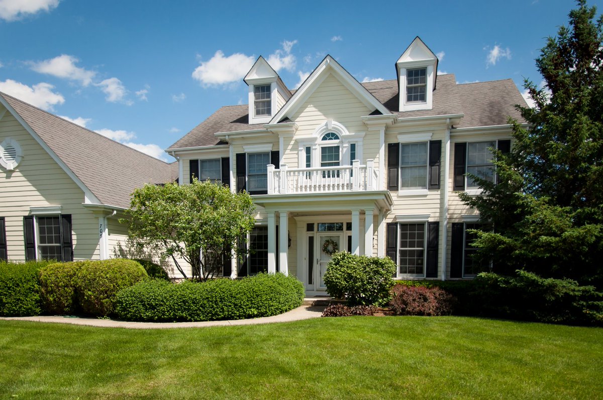 Looking for a beautiful, move in ready, 4 BR, 3.5 BA colonial on nearly half an acre close to downtown Geneva?  Contact #debbiegurley at #miscellarealestate to take a tour of this lovely home.  shar.es/anw4YQ