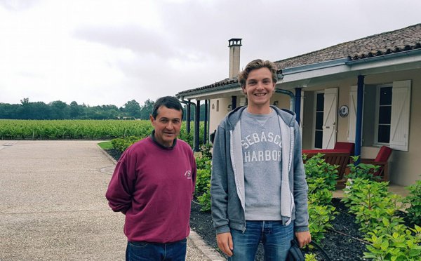 Melchior Guynot de Boismenu en stage au Domaine de Chevalier Un grand merci à Didier Peytour, chef de culture du Domaine, qui a pris le temps d'accueillir Melchior, étudiant en 1ère année de Bachelor, au sein de son équipe technique. Une occasion... ecole-bordelaise-du-vin.fr/Melchior-Guyno…