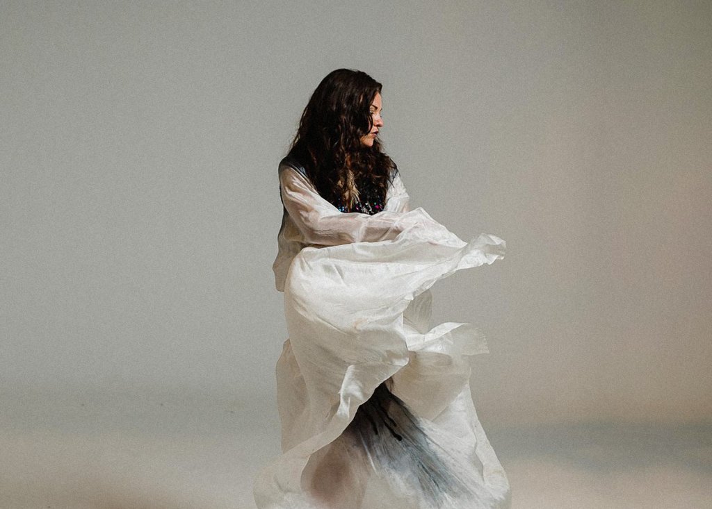 London based songstress RHEA returns with her energetic new single ‘In The Night’ purplemelonmu.com/2018/06/15/lon…