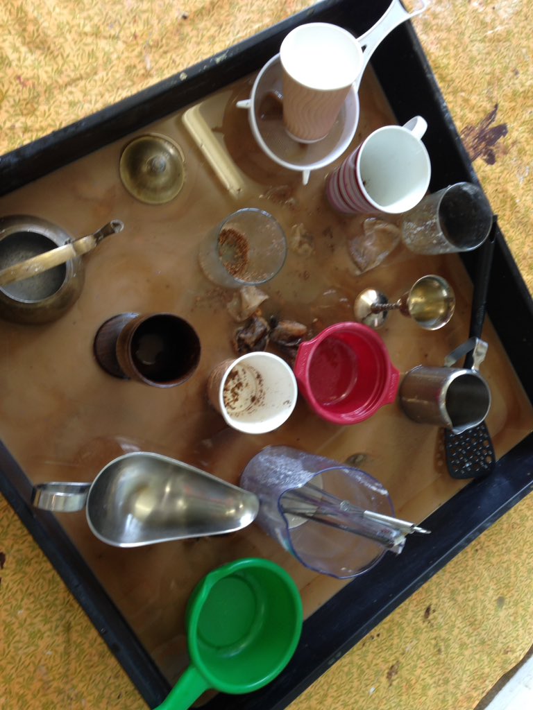 Chwarae blêr! Messy play! Ga i dê gyda un siwgwr plîs? Can I have tea with one sugar please? #cyfathrebu #communicating #datblyguiaith #developinglanguage <a href="/MudiadMeithrin/">MudiadMeithrin</a> <a href="/PowysFp/">Powys FL team</a>