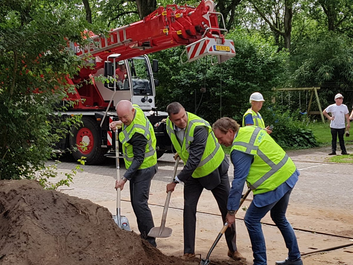 RendoGroep's tweet photo. Vandaag is de aanleg van het glasvezelnetwerk in het buitengebied van de gemeente Hoogeveen officieel van start gegaan. De 1e schop was het startsein. https://t.co/mkEUTUEZ7j