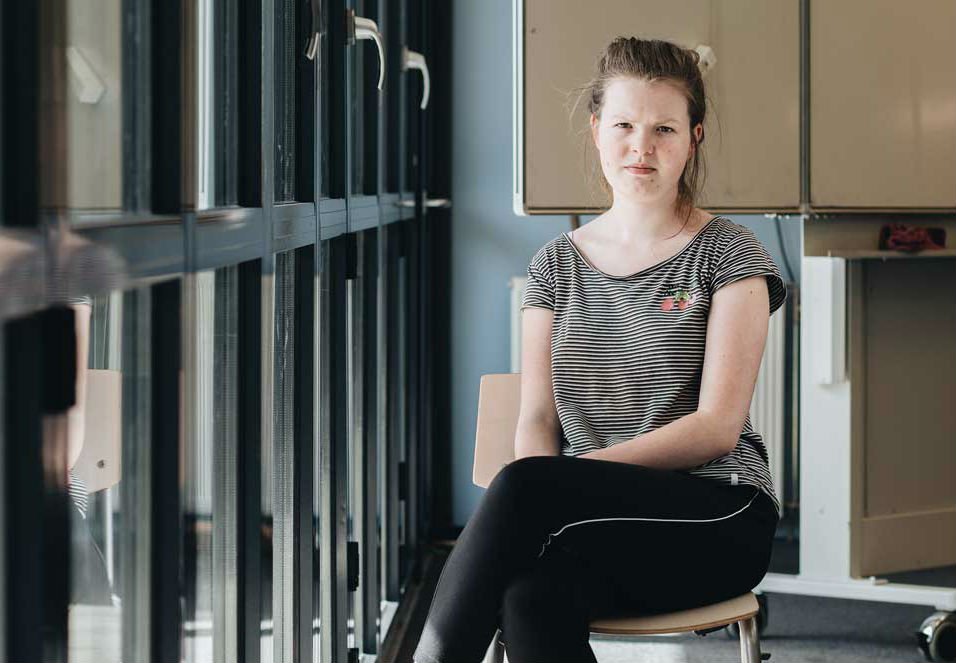 govmbo's tweet photo. Chantal heeft veel geoefend voor haar examens. Heb je een herexamen volgende week? "Maak zelf samenvattingen en blijf vooral veel oefenen. Mijn zenuwen zijn nu een stuk minder, maar ik was heel druk en gespannen en trilde helemaal. Gelukkig is dat nu weg." #herexamens https://t.co/9m2wLbB3IV