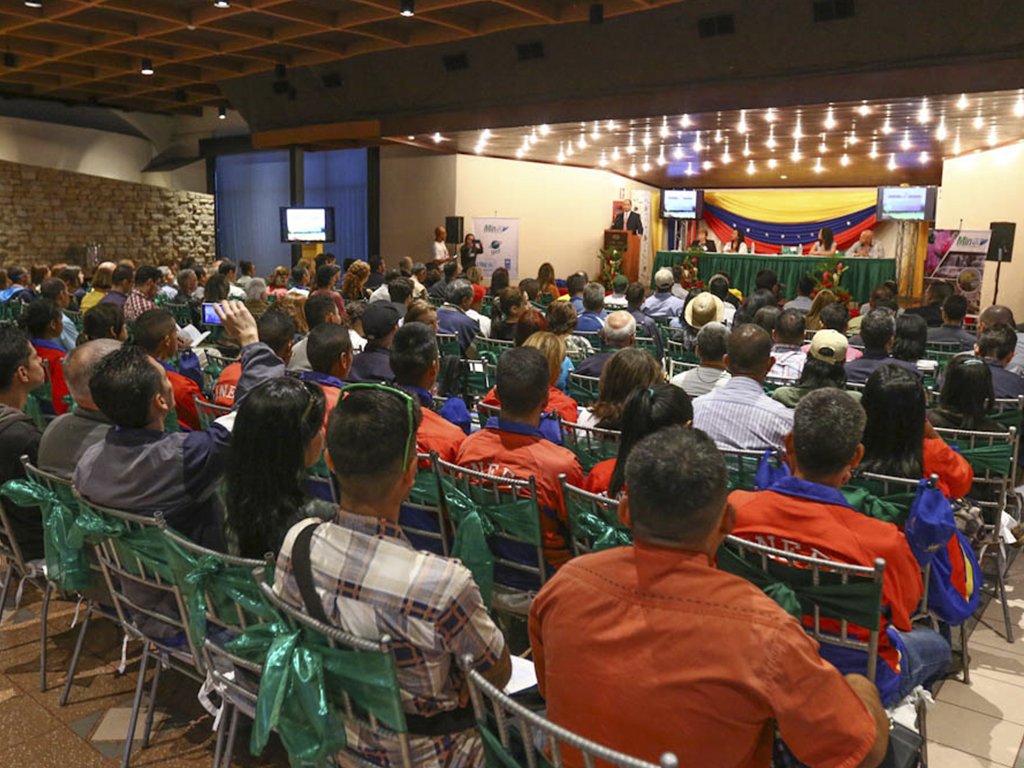 PNUDVenezuela's tweet photo. Diferentes organizaciones participaron en jornada de talleres en conmemoración del #DMMA2018 y aportaron información sobre los trabajos realizados en torno a la conservación del ambiente para generar informe a las Naciones Unidas #DMMA2018 @MineaOficial https://t.co/MeCzkZ5O79 https://t.co/bMifFzdbmQ