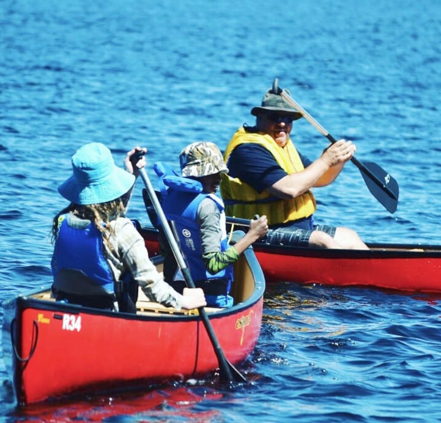 scoutscanada's tweet image. When it comes to #NationalPaddlingWeek, we’re celebrating fun paddle sports while chatting about the importance of safety. Find #SafeScouting tips on personal floatation devices (PFDs), like life jackets, on #ScoutingLife: bit.ly/2MtIlyi 📷: @6thDundasScouts @bfcouncil