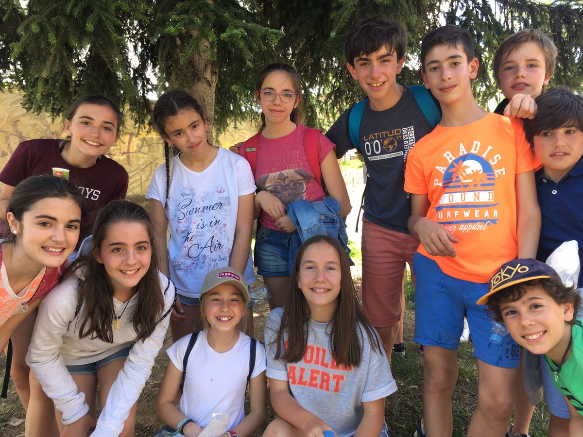 EsclavasF's tweet photo. Estamos en Buitrago de Lozoya. Ahora descansaremos un momento antes de seguir camino de Madrid. #SomosdeEsclavas #VCopaACI https://t.co/oZja9zJIGR
