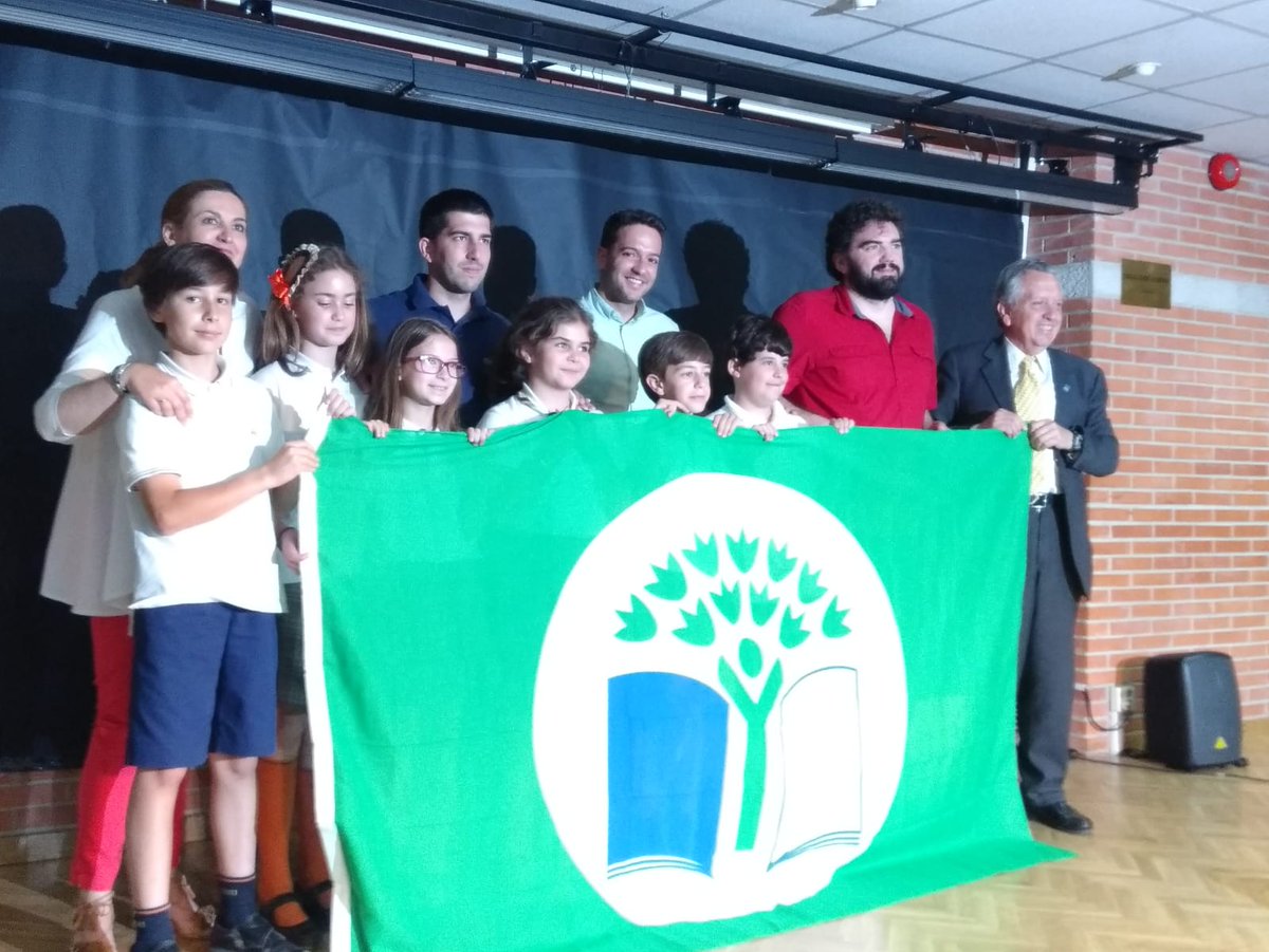 IvnAlfonso's tweet photo. Terminando una increíble jornada con l@s compañer@s de Ecoescuelas y muy felices por haber renovado nuestra bandera verde. Tenemos un compromiso con nuestro planeta y lo vamos a cumplir juntos! @gredossandiego @Ecoescuelas1 https://t.co/kADhN5q1Z8