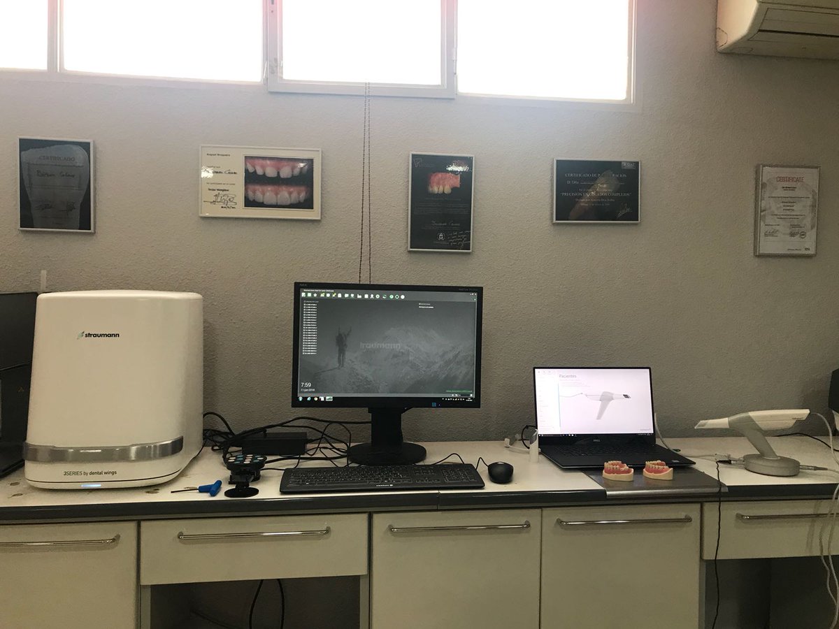 StraumannES's tweet photo. Formación #Digital 💻 con los alumnos del Máster de Cerámica en la Escuela de Prótesis Jobesa #Formación #TRIOS3 https://t.co/t3lG8GL19R