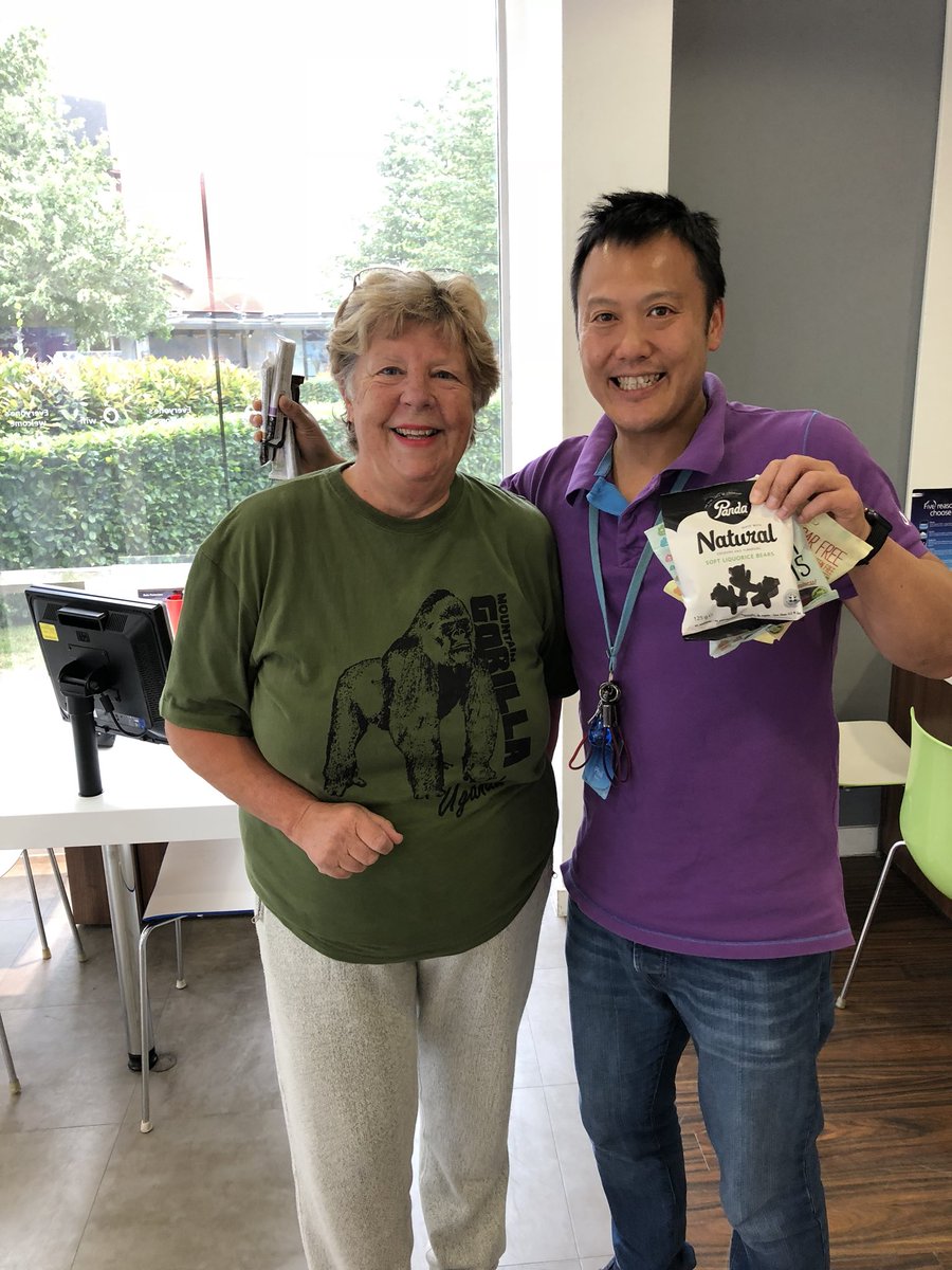 O2GuruJ32's tweet image. Six years being an #O2Guru and nothing excites me more than making my customers smile. Sandy was made up that I got all her contacts, pics and videos back onto her new phone from @O2 Thank you so much for the lovely chocs &amp;amp; sweets! 🍫🍬😘