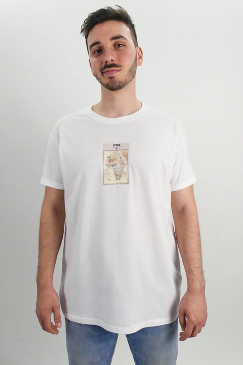 AlegriaAmbGambo's tweet photo. El 100% de los beneficios de la venta de la camiseta #África de @meliiorism se destina a @AlegriaSinFront para mejorar la calidad de vida de los niños etíopes y senegaleses, sobre todo en educación y salud. 
Se puede comprar aquí: https://t.co/7kZJAc0oz6 https://t.co/kshqDlNYUC