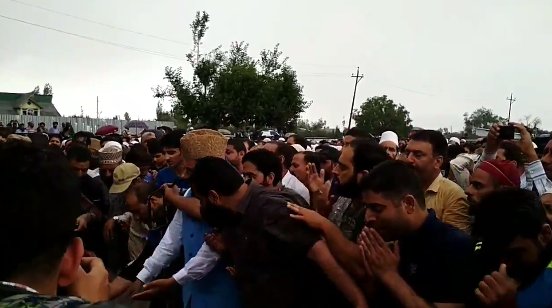 INDIA: Thousands of mourners attend funeral of slain journalist (Video) evnsocialnewswire.slack.com/files/U4N87GY7…