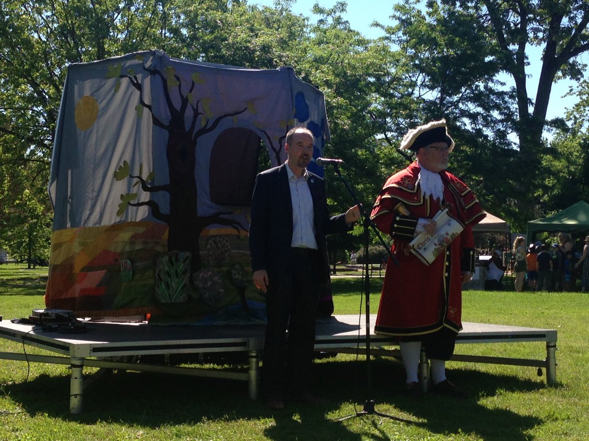 1043FreshRadio's tweet photo. Mayor Bryan Patterson and town crier Chris Whyman open up #firstcapitalday at City Park in #ygk @cityofkingston https://t.co/LiFWO2CPqI