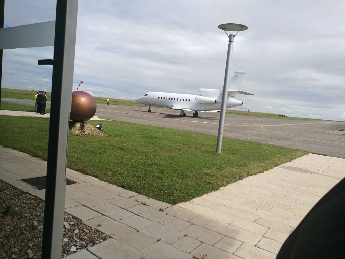 1fogenie's tweet photo. La ministre de la Défense et son falcon pour le pot @1fogenie à Bourges 😉 😱 https://t.co/UChaGd0Me0