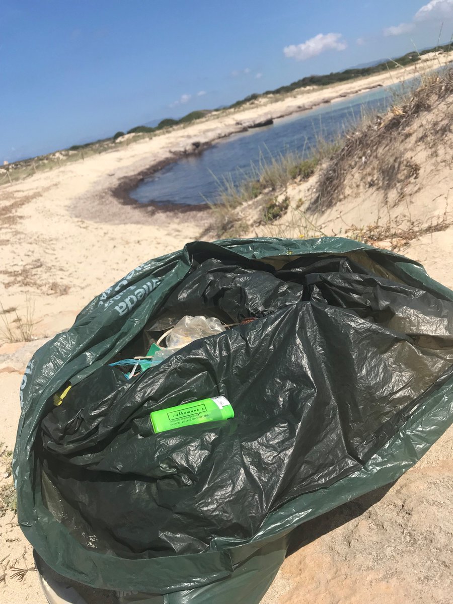talk2moveBERLIN's tweet photo. Liebe Grüße aus Formentera von unserer sagenhaften Annabel, die sich etwas Zeit genommen hat, den teilweise sehr verdreckten Mittelmeerstrand vom Plastikmüll zu befreien!
Lieber hinsehen als wegsehen!
#talk2move #greenplanet #oceancleanup https://t.co/R2ff6hF0sZ