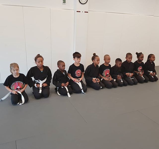 WeAreBermuda's tweet photo. Training the mind is as important as training the body.
📷:@jcb_bda
.
.
#jiujitsu #jujitsu #veejitsu #veearnis #veearnisjitsu #selfdefense #confidence #wellness #JCB #AriesSportsCenter #wearebermuda #Bermuda https://t.co/uzCVzkVQLb https://t.co/1UGb8GcTOa