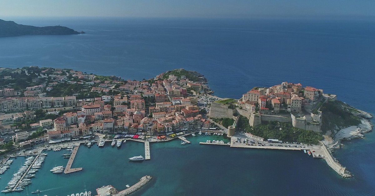 donnavventura's tweet photo. Calvi è una realtà molto caratteristica, dal punto di vista architettonico e storico. Secondo la leggenda locale Cristoforo Colombo nacque qui, nel territorio dell'ex Repubblica Genovese.
#DonnavventuraLive #SummerBeach #CorsicaVivilaAdesso #NaturalmenteCorsica @CorsicaVA https://t.co/wYsG9Ti8y4