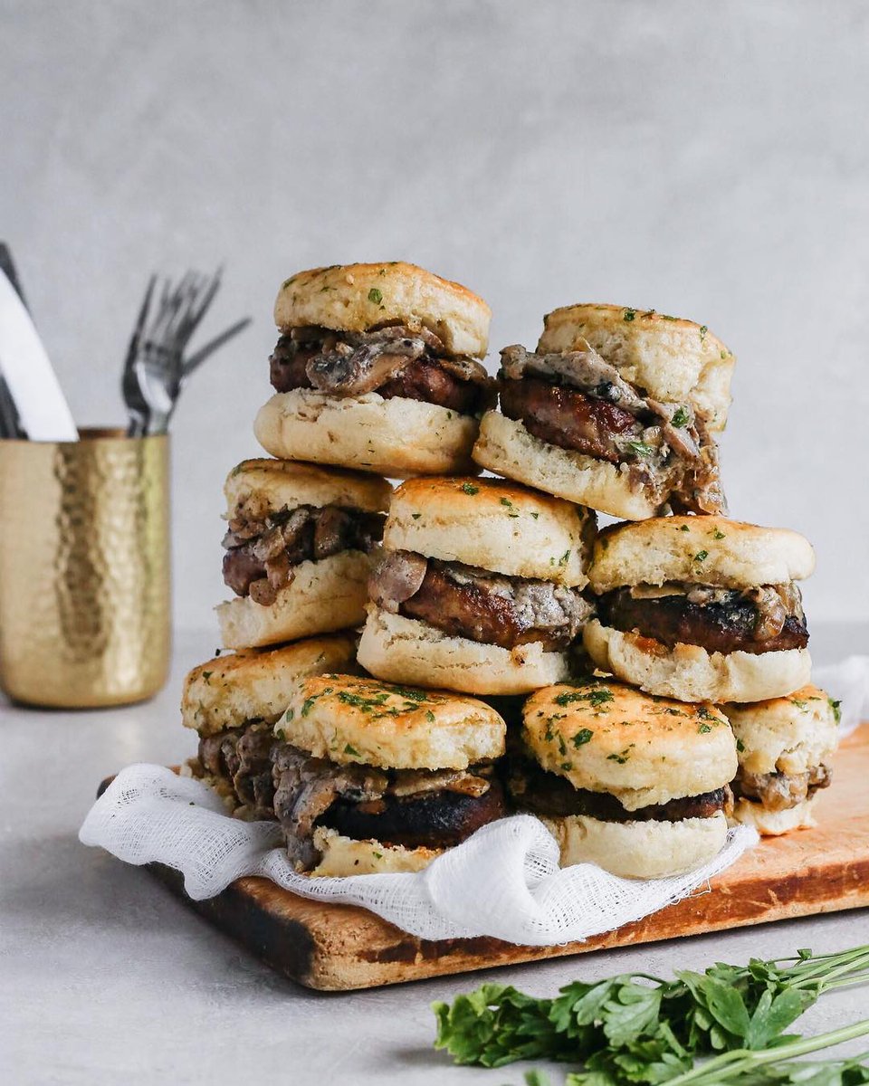 cookbookplugin's tweet image. It’s not a contest. You don’t have to eat 4 or 5 of these… but you probably will 😂! They are SO freakin’ good! @frostingandfettuccine has got a fantastic recipe with these garlic bread pull apart sliders. You’re going to want to follow Sam and her food!

instagram.com/p/BjXVMdBjg3V/…
