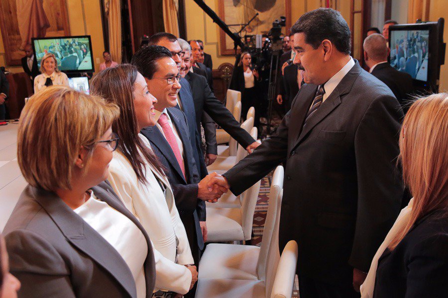 Tras ser designado como ministro para la Pesca y Acuicultura, <a href="/DanteRivasQ/">Dante Rivas</a> juró construir un nuevo y poderoso sistema de pesca y distribución junto a los pescadores, para que este importante alimento llegue a todos los hogares de Venezuela bit.ly/2LUhnP0 #UnNuevoComienzo