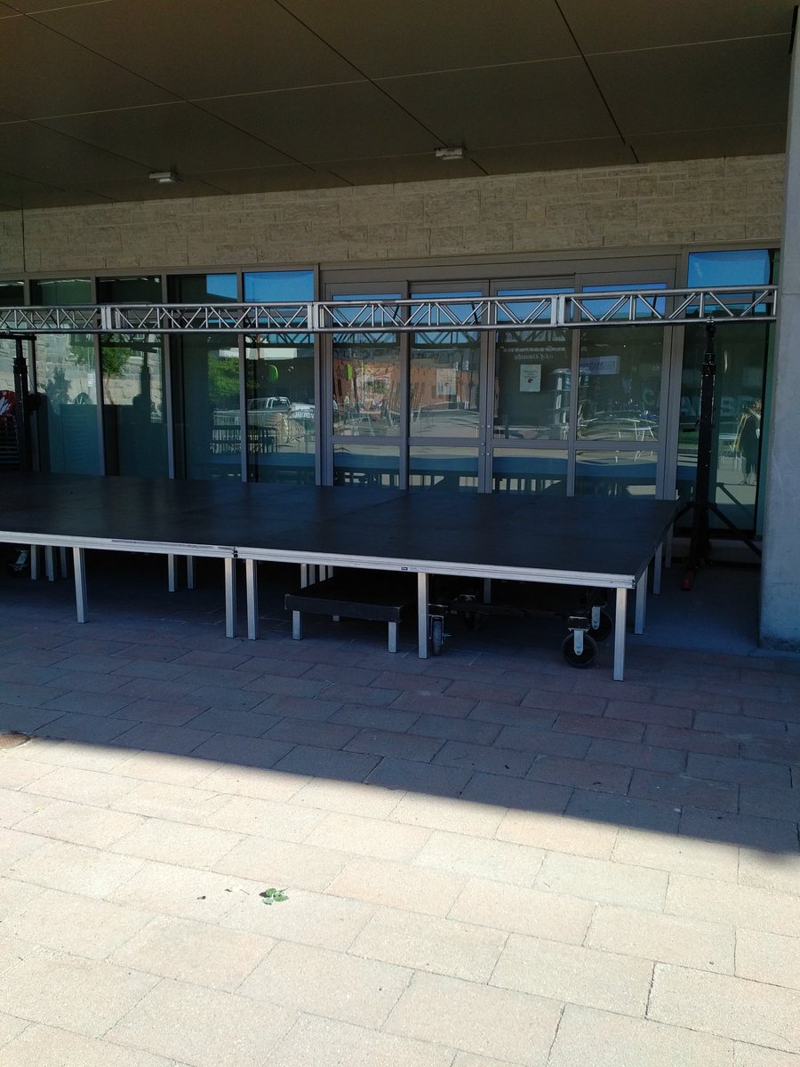 CambCelebrates's tweet photo. City Hall is buzzing today with setup for Cambridge Celebration of the Arts. Event kicks off at 6 pm tonight. #cbridge #CCA2018 #artsweekend https://t.co/2CEQeruFiH