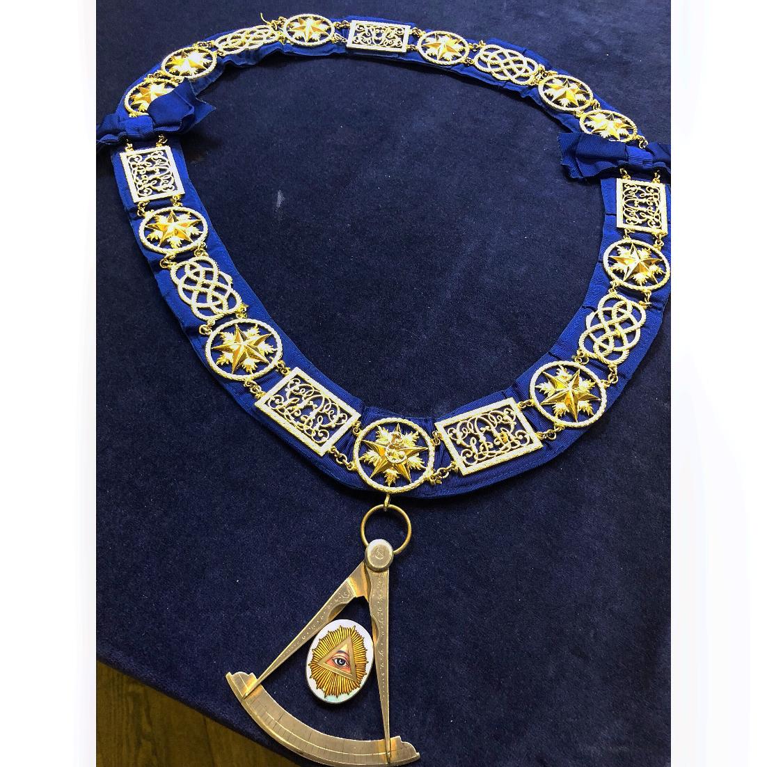 For today's #FreemasonFriday, we'd like to share this image of the Grand Master's chain 😍 Let us know if you can spot any masonic symbolism!
Read more about the history of Grand Rank regalia here → bit.ly/2JQaEoW  #Freemasons