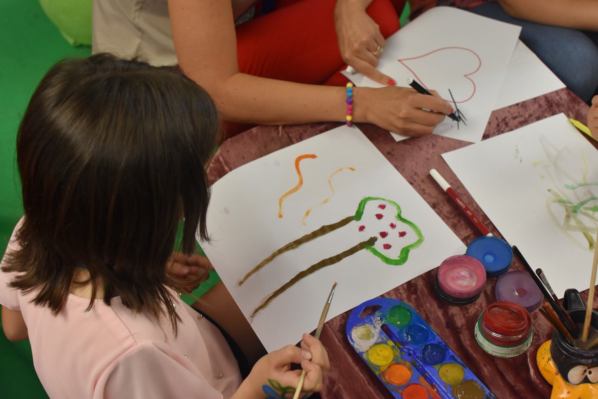 FNM_Group's tweet photo. FNM ha aderito per la prima volta a #Bimbiinufficio con mamma e papà, l’evento che permette ai bambini di scoprire il luogo dove i genitori vanno a lavorare. A ricordo della giornata i disegni realizzati dai bimbi diverranno piastrelle per decorare la rete di FERROVIENORD. https://t.co/5j9n2tXuvu
