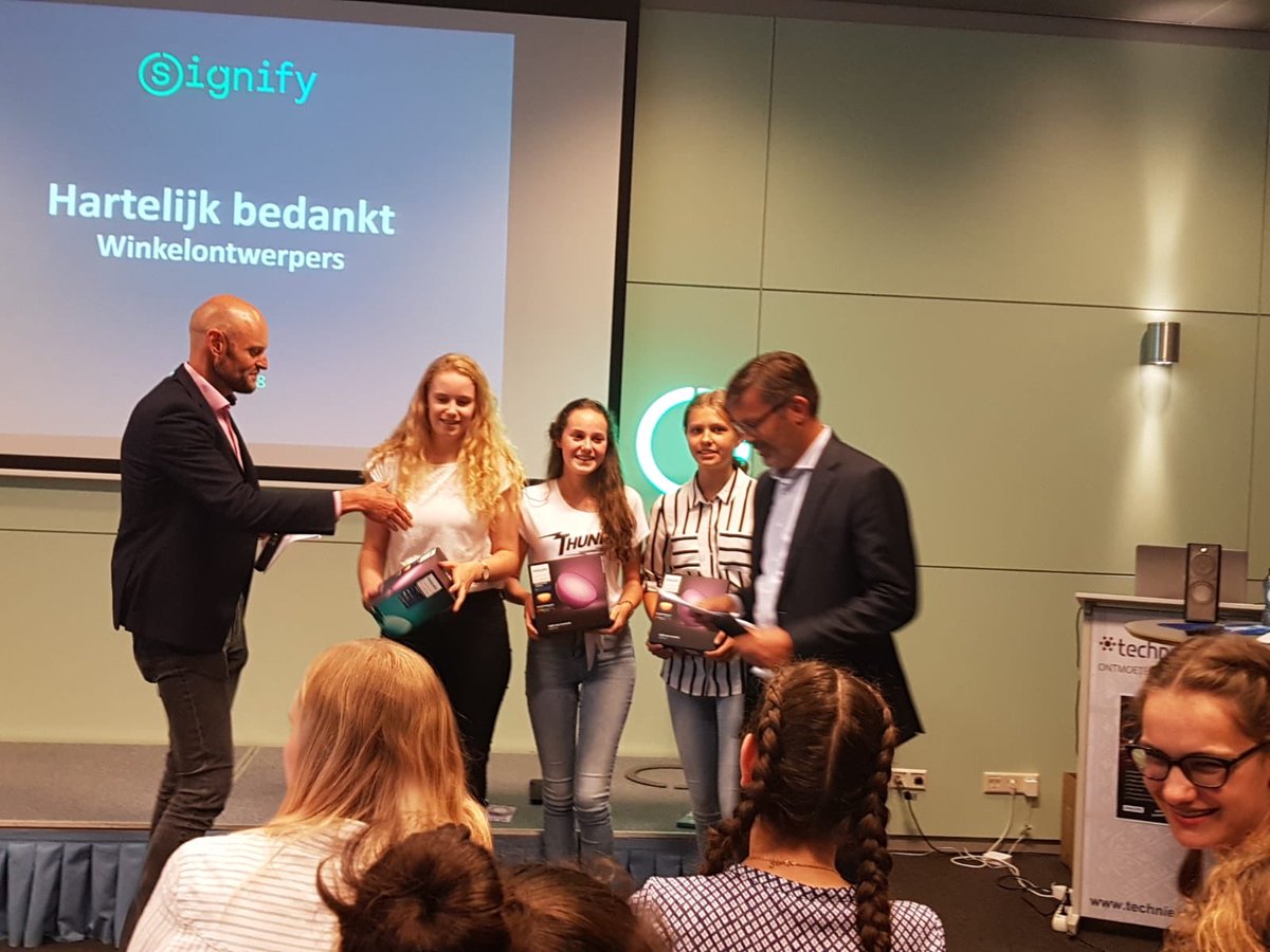 Varendoncknews's tweet photo. Woehoe! Onze leerlingen hebben de eerste en tweede prijs gewonnen bij de Grand Challenge van @Brainportschool! Gefeliciteerd, dames! #restaurantvandetoekomst #mirrorstore #vcasten https://t.co/0GXSy6qPnV