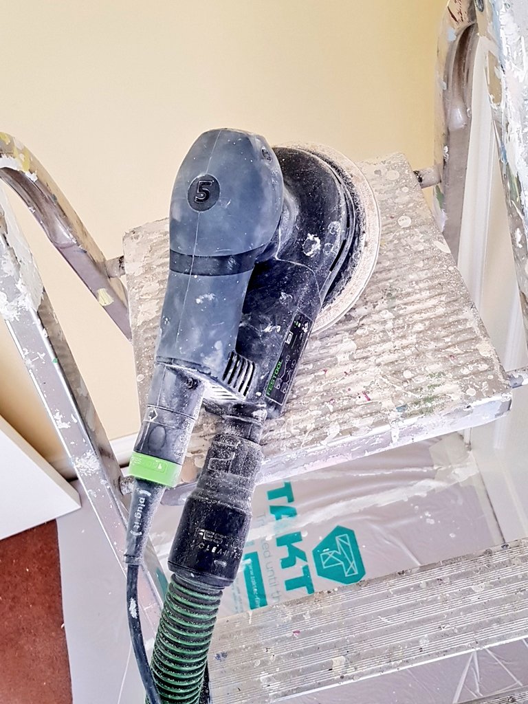 Jenthedecorator's tweet photo. smoothing out Artex ceilings is messy work!!!
but easy work thanks to my @Festool_GB #Ets150
#Festool
#Sandingceilings
#Dustywork
@TRADE_decorator
@womenonthetools
@Gethertrade
#Decorator
#Femaledecorator https://t.co/T1b5MFNQmS