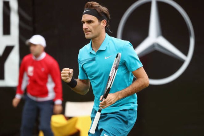 Roger Federer quedó a una victoria de volver al N°1 del mundo. El suizo venció a Guido Pella 6-4 6-4 y avanzó a semifinales en #Stuttgart.