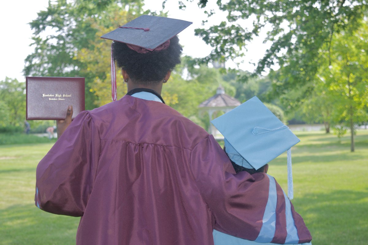 RealityTakes's tweet photo. 2018 Graduate Photoshoot! Thank you to Eamaje Miller and his family for booking with @RealityTakes! #RealTakes #CapturingRealEVents #ChangingRealLives https://t.co/kxH2Z3uiss