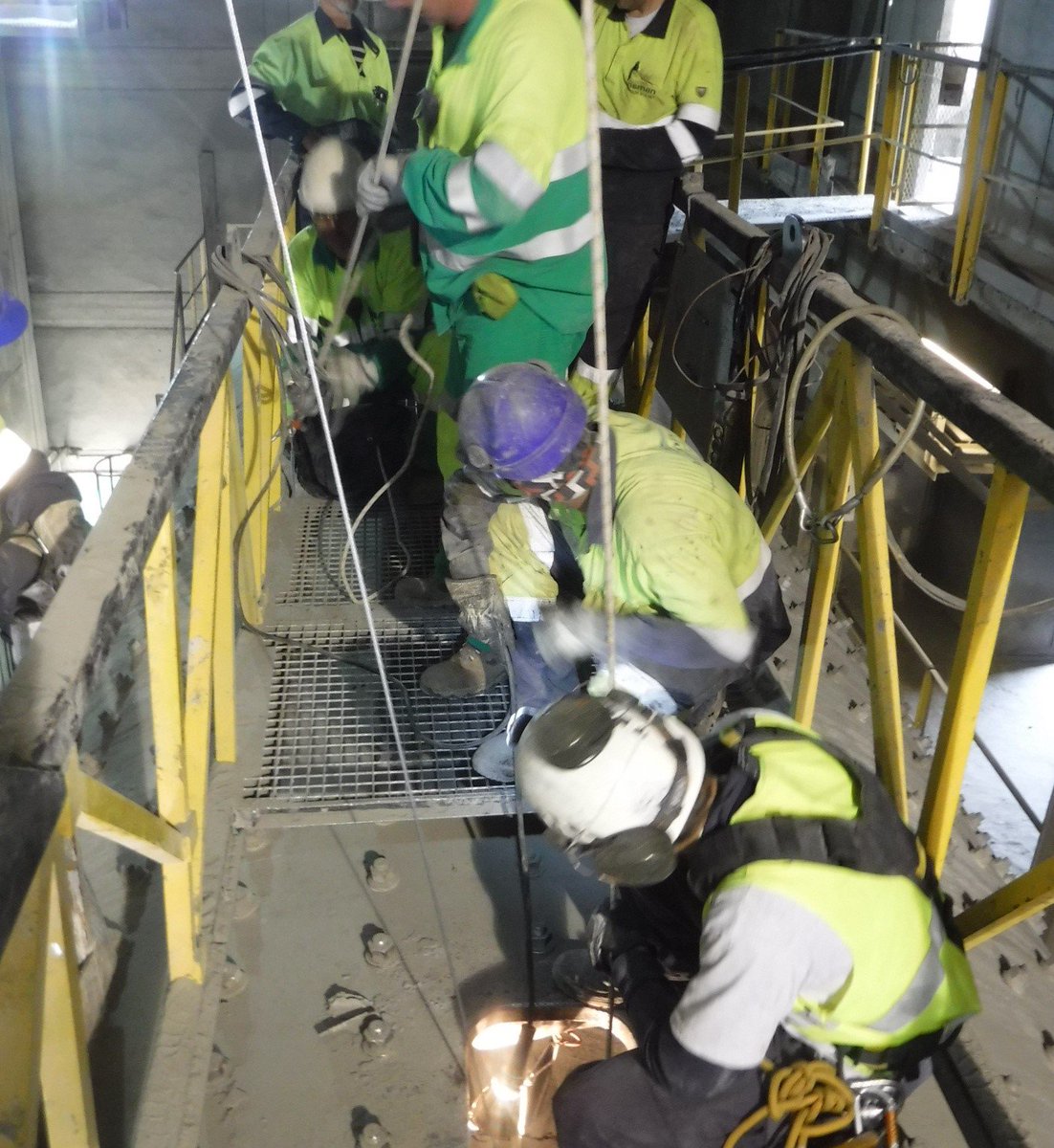 Holcim_es's tweet photo. Simulacro de accidente en la fábrica de #Montcada que ha consistido en el plan de rescate de una persona que ha simulado sufrir un golpe de calor. ¡Gracias a @emergenciescat @LEVELINSTRUKTA @CruzRojaEsp trabajadores de la planta y a Policia de Montcada! https://t.co/euSSg7o8F4