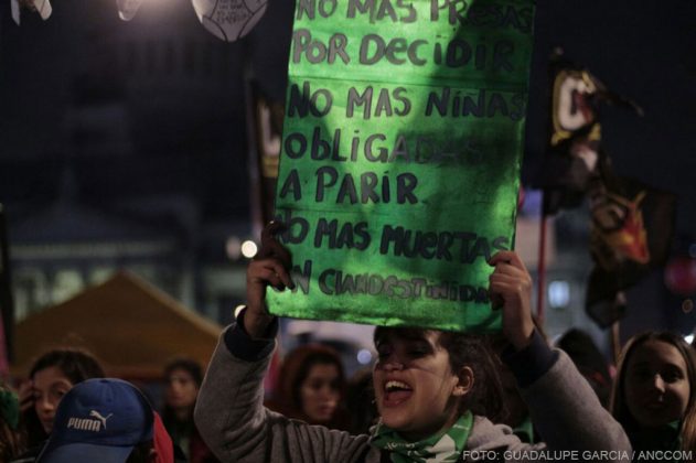 AnccomNoticias's tweet photo. #Aborto: millares de personas estuvieron en vigilia -con la certeza de vivir un día histórico- para respaldar el proyecto. Una ley que nació desde abajo y se impuso, una vez más, por la lucha inquebrantable de las #Mujeres https://t.co/puJnF5JTgf https://t.co/keXYwtDFnB