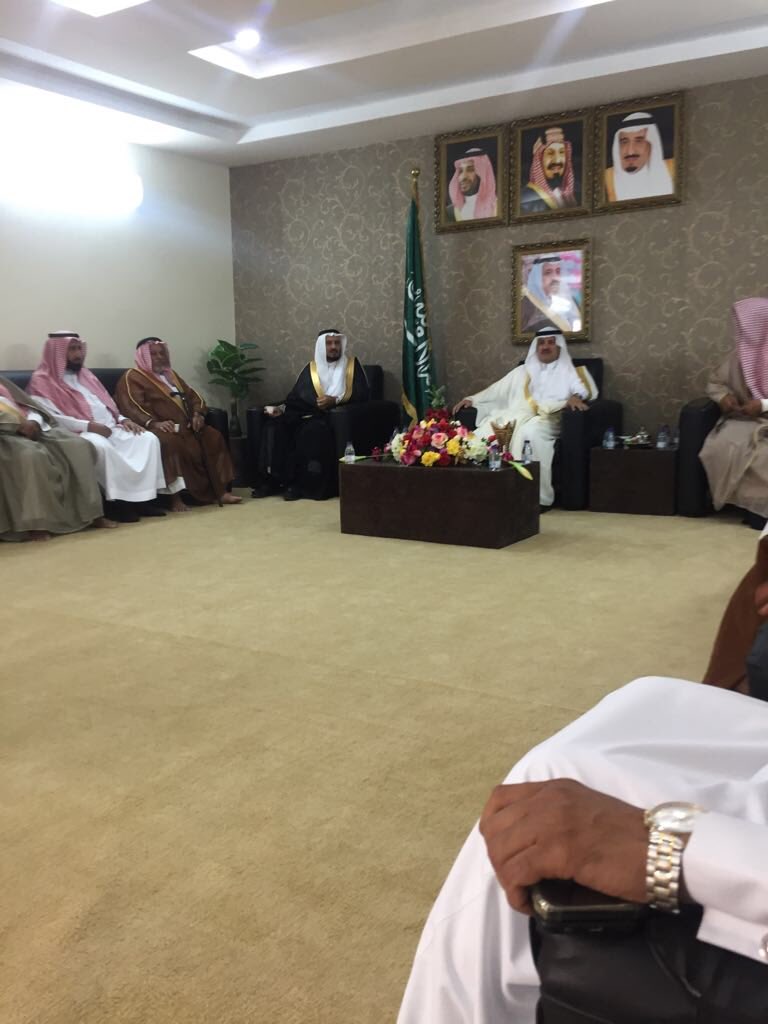 ma3shooqa_news's tweet photo. أستقبل رئيس مركز #معشوقة الاستاذ بندر بن سويلم العضيله المهنئين من سكان المركز بعيد الفطر المبارك لعام ١٤٣٩ بمقر امارة معشوقة . https://t.co/Yn2NVgmKFF