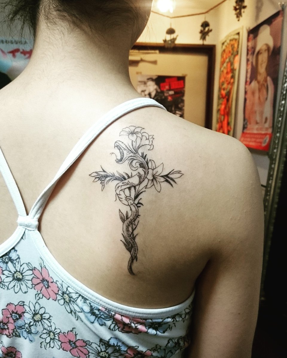 東大阪市タトゥー 仁童文身 ٹوئٹر پر よう見ると蛇が擬態しております彫り Girlstattoo Simpletattoo Linearttattoo ガールズタトゥー Osakatattoo 大阪タトゥー Bodyblasttattoo 十字架 オシャレ タトゥー T Co Qichgrvnio