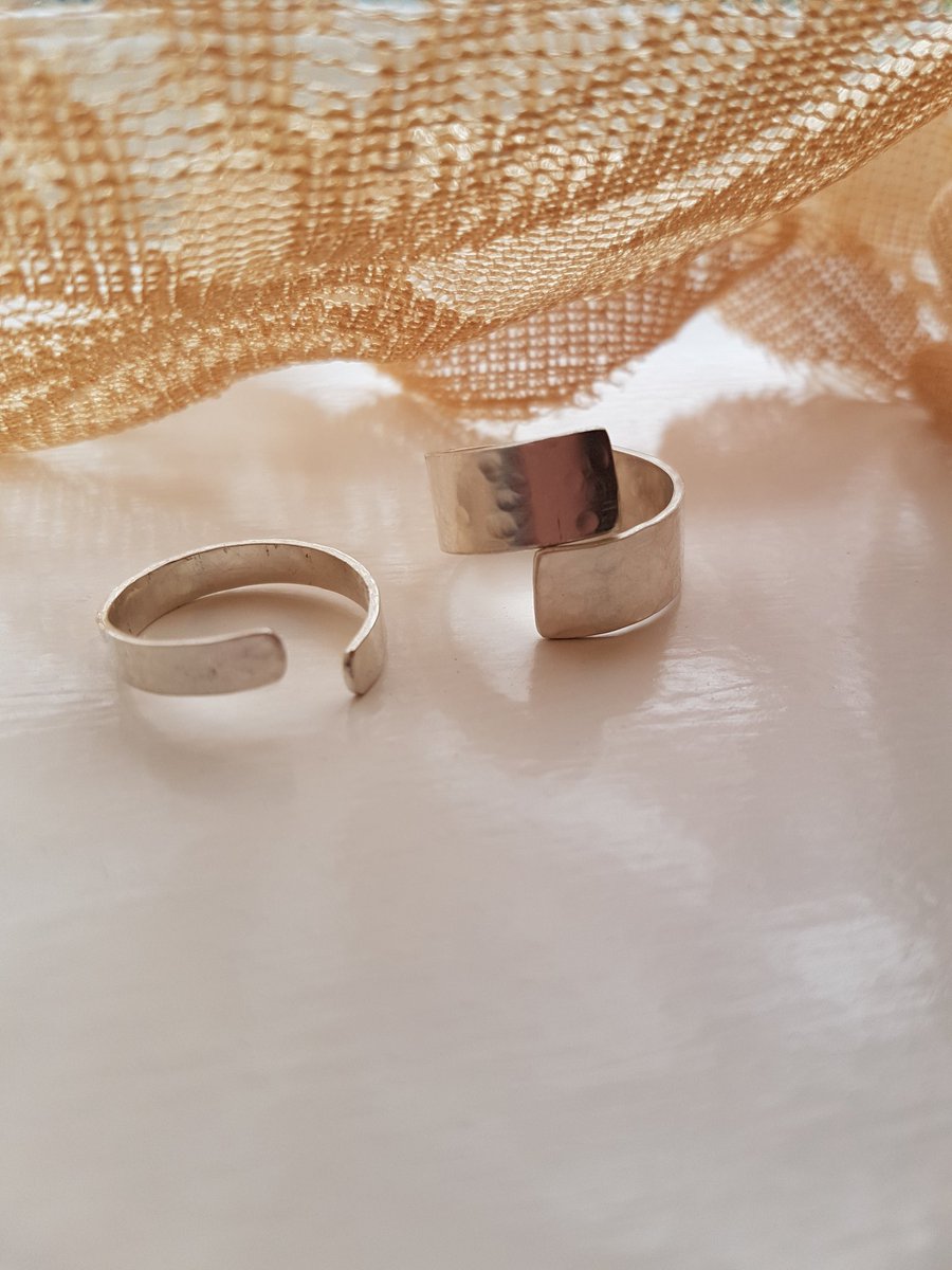 aurumbarn's tweet photo. Just made these His and Hers solid sterling silver wrap rings. Oh father's day roll on. Only 4 large sizes available so custom order now https://t.co/ROBqvi2LBb
Engraving available.
#CustomizableDesigns #handmade #rings #aurumbarn #etsy https://t.co/HJuxflljk9